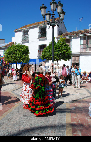 Leute in traditioneller Kleidung in der Plaza De La Iglesia, Marbella, Costa Del Sol, Provinz Malaga, Andalusien, Spanien, Europa. Stockfoto