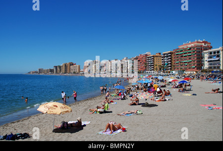 Urlauber am Strand in Fuengirola, Costa del Sol, Provinz Malaga, Andalusien, Spanien, Westeuropa. Stockfoto