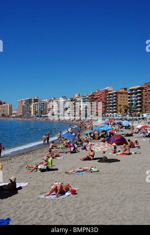 Urlauber am Strand in Fuengirola, Costa del Sol, Provinz Malaga, Andalusien, Spanien, Westeuropa. Stockfoto