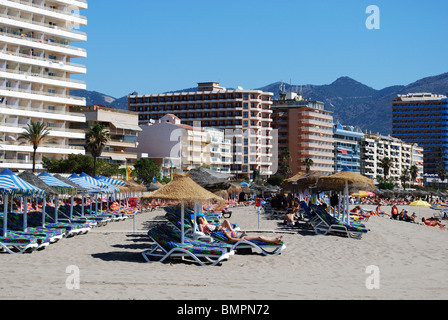 Urlauber am Strand in Fuengirola, Costa del Sol, Provinz Malaga, Andalusien, Spanien, Westeuropa. Stockfoto