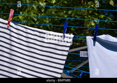 Kleidung auf einer Wäscheleine hängen Stockfoto