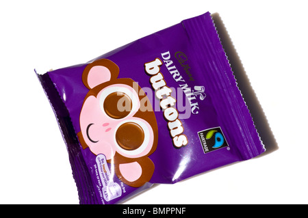 Tasche von Cadbury Dairy Milk Chocolate Knöpfen auf dem weißen Hintergrund isoliert Stockfoto