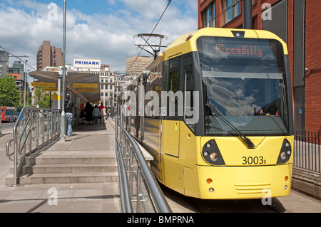 Metrolink Straßenbahn am Piccadilly Gardens, Manchester, UK. Stockfoto