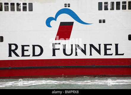 Red Funnel Logo - Detail auf Red Funnel Fähren reisen zwischen Southampton und der Isle of Wight, Hampshire UK Stockfoto