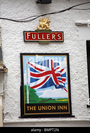 Das Pub-Schild „Union Inn“ an der Wand in Cowes, Isle of Wight, Hampshire, Großbritannien - Griffin Brewers Fuller's Chiswick Stockfoto