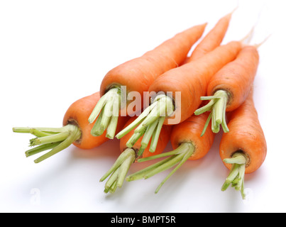 Reife frische Karotten auf einem weißen Hintergrund. Stockfoto