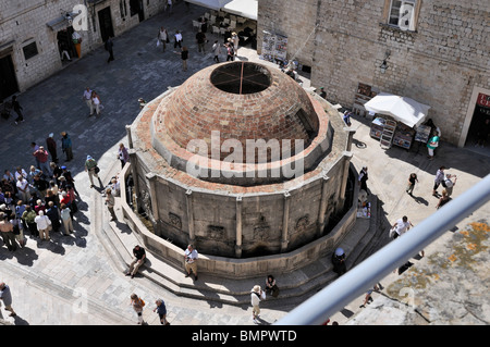 Touristen versammeln sich um große Onofrio-Brunnen in der Altstadt von Dubrovnik Stockfoto