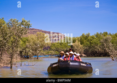 Ein Schlauchboot von der Expedition Kreuzer Orion Sonden Hunter River auf der Suche nach Wildtieren Kimberley Küste Westaustraliens Stockfoto