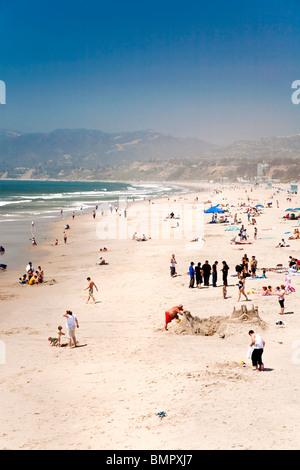 Santa Monica Beach mit Schwimmer und Menschen Sonnenbaden, Los Angeles, Kalifornien, USA Stockfoto