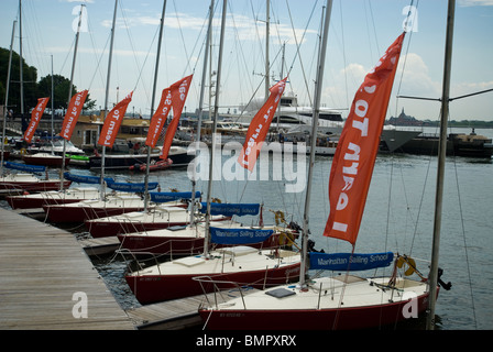 Segelboote von Manhattan Sailing School sind in der World Financial Center Marina in New York angedockten gesehen. Stockfoto