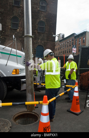 Arbeitnehmer aus NYC Department of Environmental Protection zeigen ihre neuen Vactor LKW in Brooklyn in New York Stockfoto