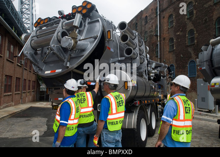 Arbeitnehmer aus NYC Department of Environmental Protection zeigen ihre neuen Vactor LKW in Brooklyn in New York Stockfoto