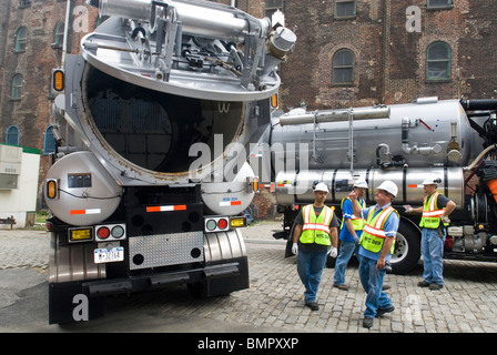 Arbeitnehmer aus NYC Department of Environmental Protection zeigen ihre neuen Vactor LKW in Brooklyn in New York Stockfoto