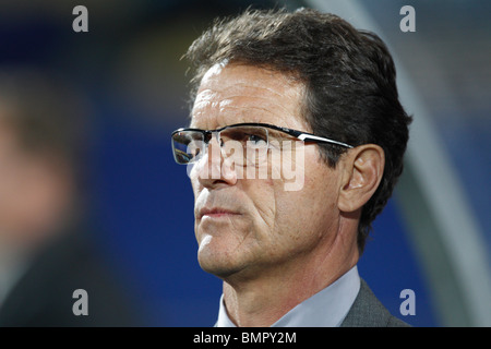 England Nationalmannschaft Trainer Fabio Capello auf der Mannschaftsbank vor Beginn der 2010 World Cup Spiel gegen die USA. Stockfoto