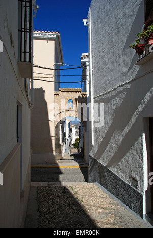 Schmalen Durchgang durch einen Bogen um die Plaza del Carmen, Estepa, Provinz Sevilla, Andalusien, Spanien, Europa. Stockfoto