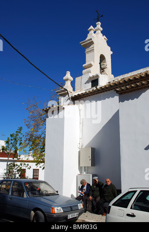 Ältere spanische Männer sitzen auf einer Bank vor der Kirche, Estepa, Provinz Sevilla, Andalusien, Spanien, Westeuropa. Stockfoto