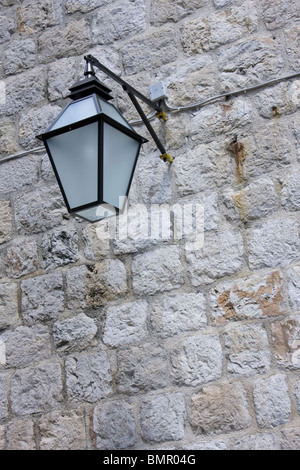 Laterne auf Steinmauer in Altstadt, Dubrovnik, Dalmatien, Kroatien Stockfoto