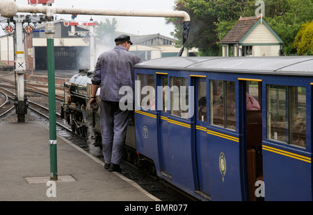 Nördlichen Chief steam Engine auf dem Wasser nehmen und bereiten sich auf die Plattform in New Romney Station fahren Stockfoto