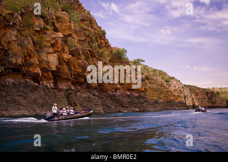 Passagiere aus der Aussie Expeditionsschiff Orion Kreuzfahrt Talbot Bay um Pfingsten Sandstein zu beobachten Stockfoto