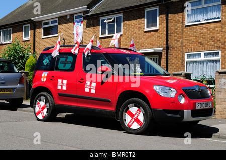 Auto für WM 2010 mit englischer Flagge geschmückt. Stockfoto