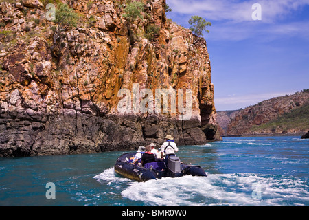 Zodiacs vom Aussie Expedition Kreuzer Orion nähern sich der berühmte horizontalen Wasserfälle von Talbot Bay Stockfoto