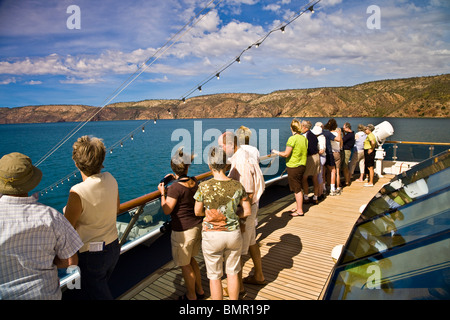 Orion Passagiere auf eine Aussichtsplattform zu sammeln, wie die australische Expedition Cruiser in Talbot Bay Western Australia kommt Stockfoto