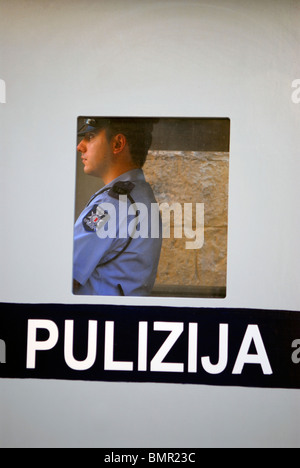 Maltesische Polizisten in Polizei-Box wacht über Residenz des Premierministers, Valletta, Malta. Stockfoto