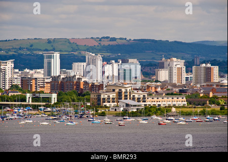 Blick über Cardiff Bay und Stadtzentrum zeigt Wohnung Entwicklungen South Wales UK Stockfoto