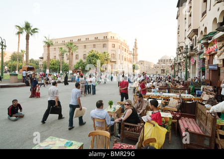 Menschen, die sich in den Restaurants und Cafés des Islamischen Viertels, Kairo, Ägypten Afrika, versammeln Stockfoto