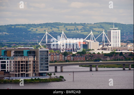 Blick über Cardiff Bay und Stadtzentrum zeigt Millennium Stadium und Wohnung Entwicklungen South Wales UK Stockfoto