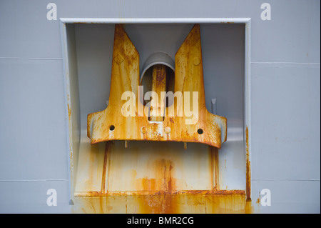 Rostigen Anker der HMS Scott Royal Navy Ozean Vermessungsschiff ankern in Cardiff Bay South Wales UK Stockfoto