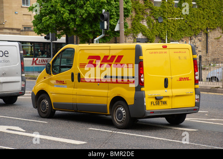 DHL-Lieferwagen auf der Straße. Stockfoto