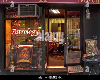 Ein Astrologe sagt ein Kunde Vermögen in einem Schaufenster Studio in New York City Midtown West Side. Beachten Sie die asiatischen Dekor. Stockfoto