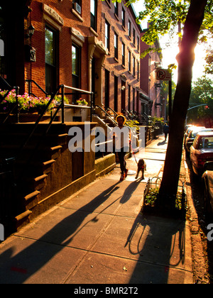 Am Nachmittag Sommersonne scheint Joralemon Straße in gehobenen Brooklyn Heights, New York City, werfen Schatten von Fußgängern. Stockfoto