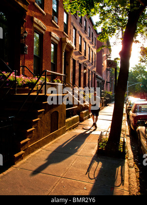 Am Nachmittag Sommersonne scheint Joralemon Straße in gehobenen Brooklyn Heights, New York City, werfen Schatten von Fußgängern. Stockfoto