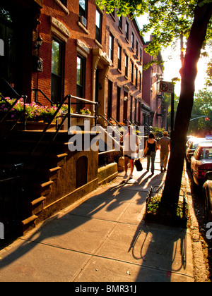 Am Nachmittag Sommersonne scheint Joralemon Straße in gehobenen Brooklyn Heights, New York City, werfen Schatten von Fußgängern. Stockfoto