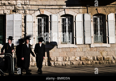 Eine Gruppe von orthodoxen jüdischen Yeshiva jungen in den Straßen der Viertel Mea Shearim in Jerusalem nachempfunden. Stockfoto