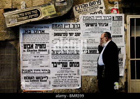 Einem orthodoxen jüdischen Mann in den Straßen der Viertel Mea Shearim in Jerusalem nachempfunden. Stockfoto