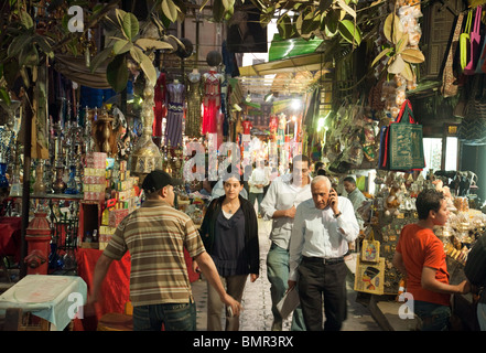 Kairoer Markt; Leute, die am frühen Abend auf dem Khan al Khalili Markt einkaufen, islamisches Viertel, Kairo, Ägypten, Afrika Stockfoto