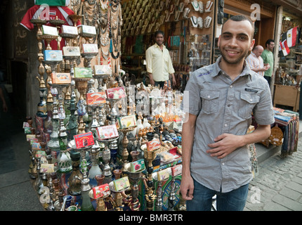 Ein Shisha-Rohr (Hookah-Rohr) Stall und Händler im Khan al khalili Markt, Islamisches Viertel, Kairo Ägypten Afrika Stockfoto