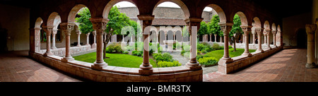 Des Klosters Cuxa im The Cloisters Museum in New York City befand sich ursprünglich an Saint-Michel-de-Cuxa, einer Benediktiner-Abtei. Stockfoto