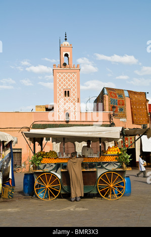 Frischer gepresster Orangensaft verkaufte die SQ Djma El Fna in Marrakesch, Marokko. Stockfoto