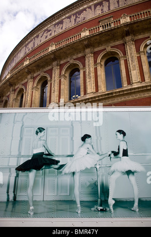 Ballerinas-Poster auf Seite des LKW außerhalb der Royal Albert Hall London UK Stockfoto