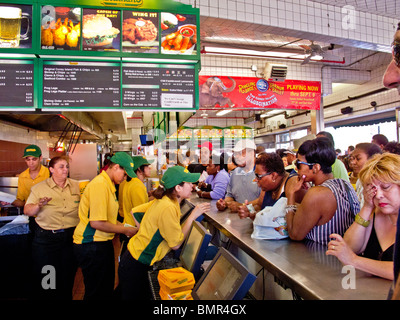 Eine Menge Urlaub füllt Nathans berühmte Restaurant an den berühmten Vergnügungspark Coney Island in Brooklyn, New York. Stockfoto