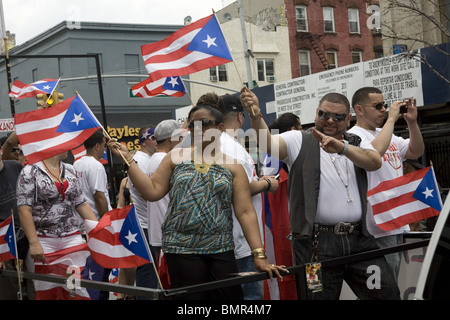 Stolz auf Puerto Ricans auf Schwimmer bei der Puerto-Rico-Parade in Brooklyn, New York. Stockfoto