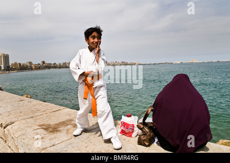 Karate Kid üben in Alexandrias Promenade durch das Mittelmeer. Stockfoto