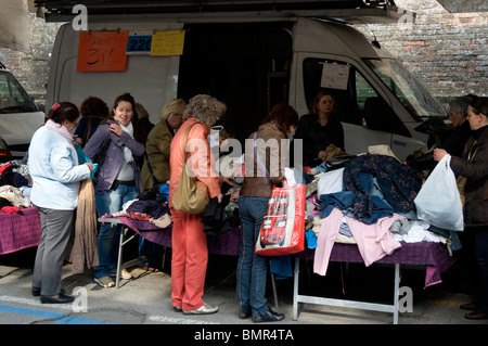 Käufer auf einem Wochenmarkt in Siena, Toskana Stockfoto