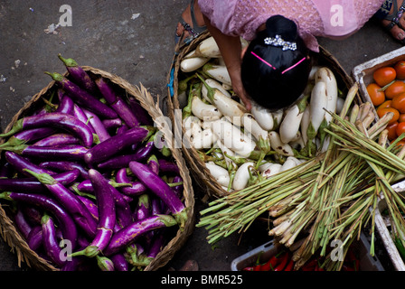 In Ubud kann Bali öffentlicher Markt eine exotische und interessante Vielfalt von Obst und Gemüse von vielen Verkäufern erworben werden. Stockfoto