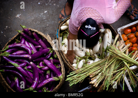 In Ubud kann Bali öffentlicher Markt eine exotische und interessante Vielfalt von Obst und Gemüse von vielen Verkäufern erworben werden. Stockfoto