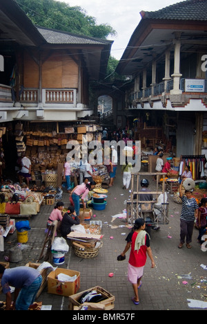 Der belebten Ubud, Bali Public Market am Morgen ist ein interessanter Ort, um balinesischen Alltag beobachten. Nahrung, Kleidung, Kunstwerk Stockfoto